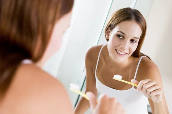 Diş Fırçalama Gülümseyen Bir Banyoda Kadını — Stok fotoğraf