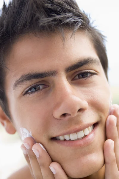 男人剃须膏微笑的应用 — 图库照片