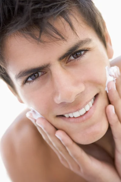 Hombre Poniéndose Crema Afeitar Sonriendo — Foto de Stock