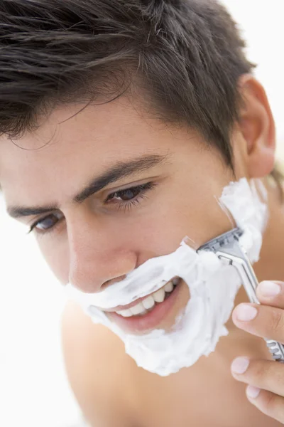 Muž holení a úsměv — Stock fotografie