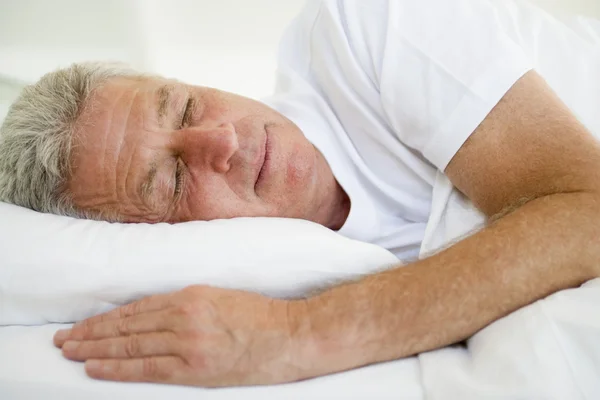 Мужчина Лежит Постели Спит — стоковое фото