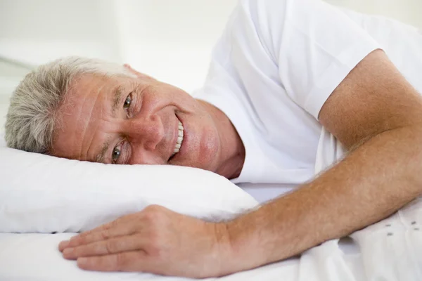 Mann Liegt Lächelnd Bett — Stockfoto
