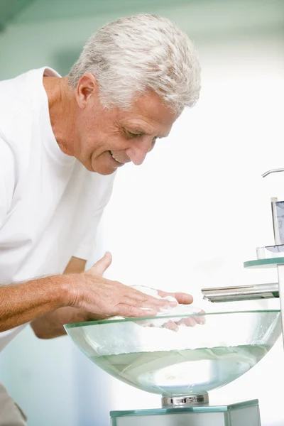 Мужчина в ванной с улыбкой от крема для бритья — стоковое фото