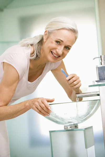 Mulher Banheiro Escovando Dentes Sorrindo — Fotografia de Stock
