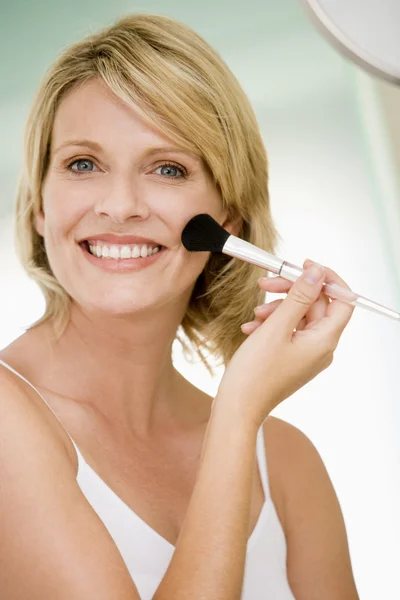Mujer Con Cepillo Maquillaje Sonriendo — Foto de Stock