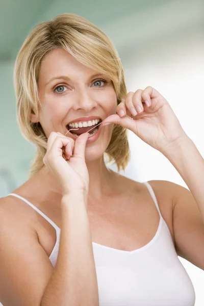 女人用牙线牙 — 图库照片