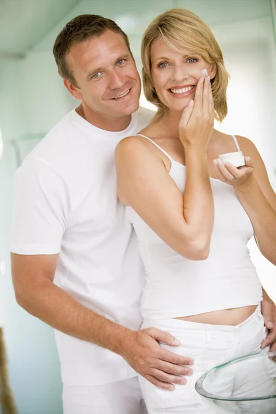 Casal Banheiro Com Creme Rosto Sorrindo — Fotografia de Stock