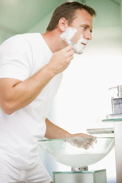Muž v koupelně holení — Stock fotografie