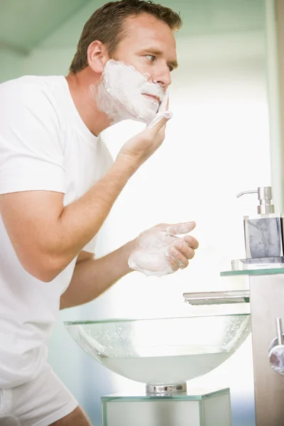 Uomo in bagno rasatura — Foto Stock