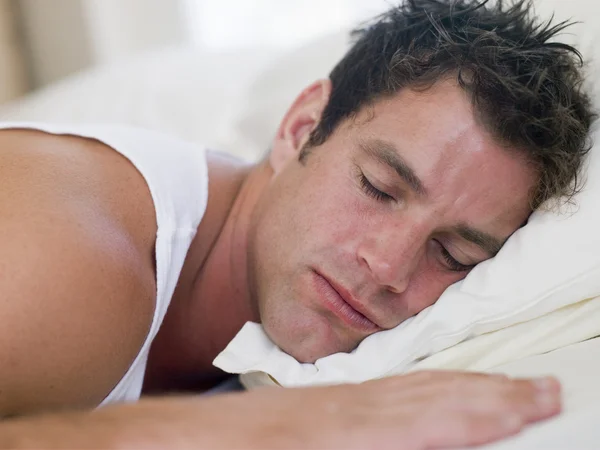 Hombre acostado en la cama durmiendo —  Fotos de Stock