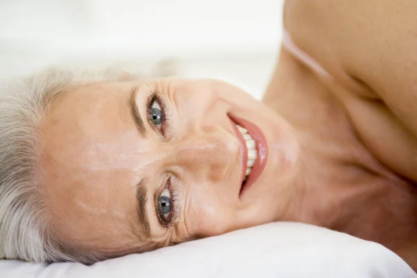 Woman Lying Bed Smiling — Stock Photo, Image