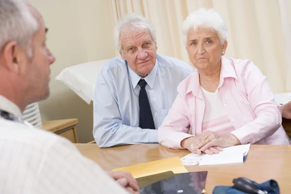 Paar Spreekkamer Fronsen — Stockfoto