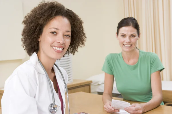 Woman in doctor's office smiling — Stock Photo, Image