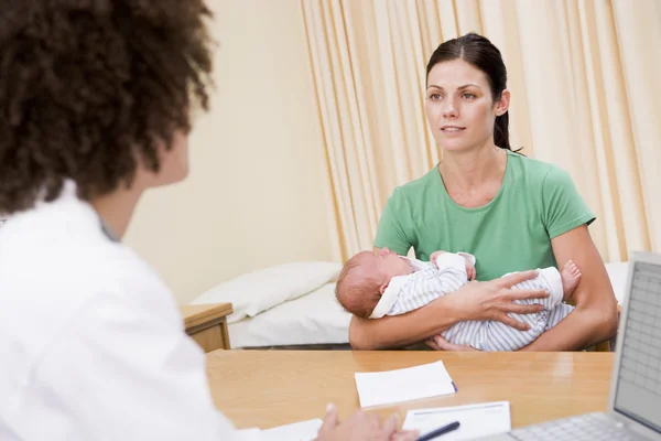 Médico Con Portátil Mujer Consultorio Del Médico Sosteniendo Bebé —  Fotos de Stock