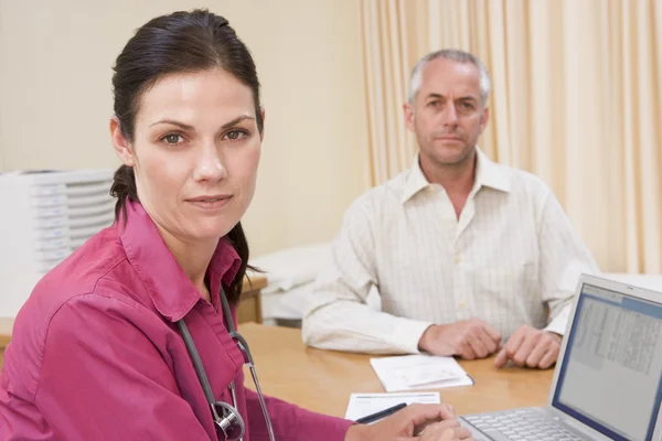 Doctor Laptop Man Doctor Office Frowning — Stock Photo, Image