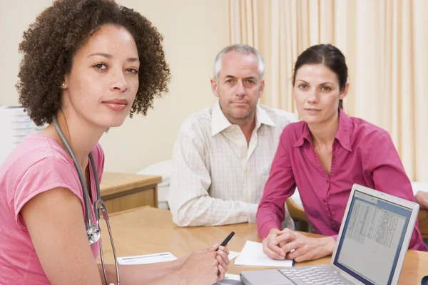 Doctor Laptop Couple Doctor Office — Stock Photo, Image