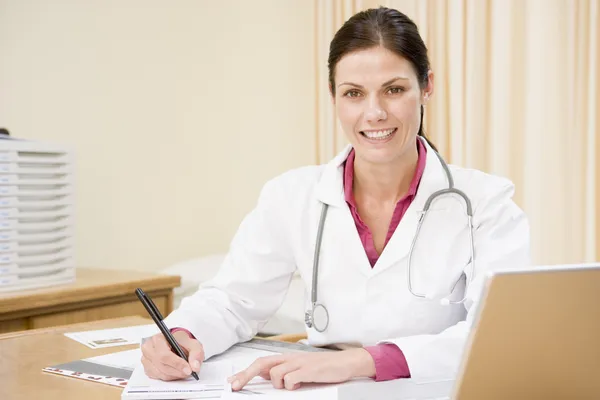 Doutor Com Laptop Escrevendo Escritório Médico Sorrindo — Fotografia de Stock