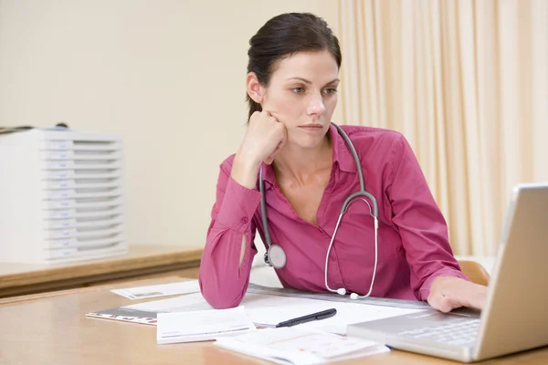 Doctor using laptop in doctor's office — Stock Photo, Image