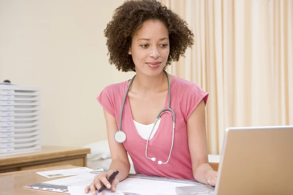 Doctor Using Laptop Doctor Office Smiling — Stock Photo, Image