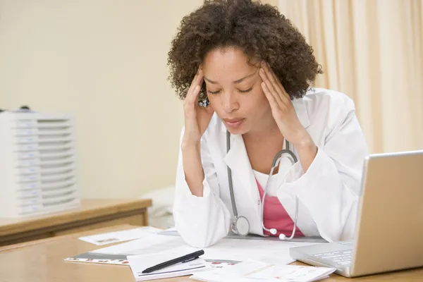 Arzt Mit Laptop Und Kopfschmerzen Arztpraxis — Stockfoto