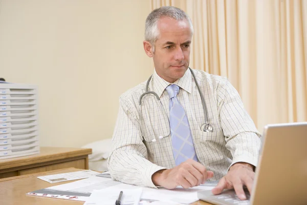 医生在医生的办公室使用笔记本电脑 — 图库照片