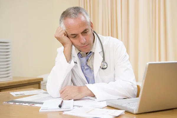 Arzt mit Laptop in Arztpraxis — Stockfoto