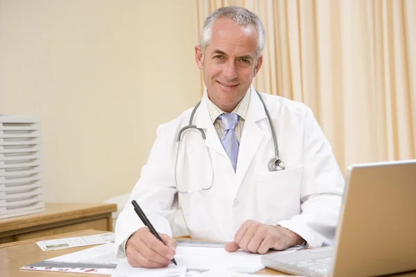 Doutor Com Laptop Escrevendo Consultório Médico — Fotografia de Stock