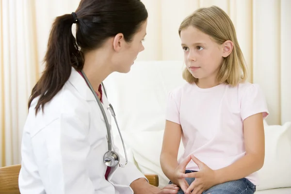 Arzt Gibt Vorsorgeuntersuchung Für Junges Mädchen Untersuchungsraum — Stockfoto