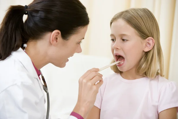 Arzt Untersucht Junges Mädchen Mit Zungendepressiva Exa — Stockfoto
