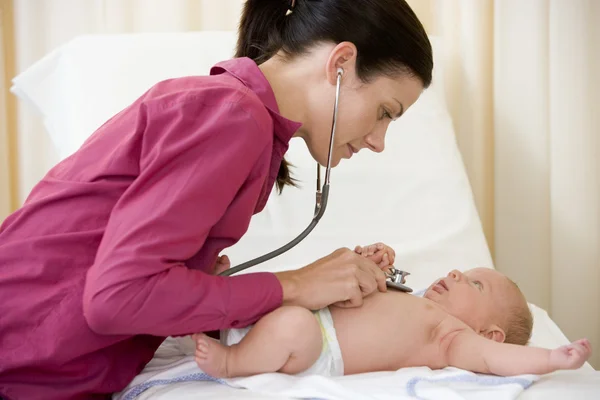 Médico Haciendo Chequeo Con Estetoscopio Bebé Sala Examen —  Fotos de Stock