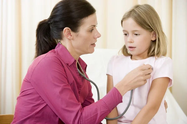 Doktor Muayenesi Stetoskop Ile Sınav Roo Içinde Genç Kız Vererek — Stok fotoğraf