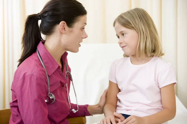 Arzt Gibt Vorsorgeuntersuchung Für Junges Mädchen Untersuchungsraum — Stockfoto