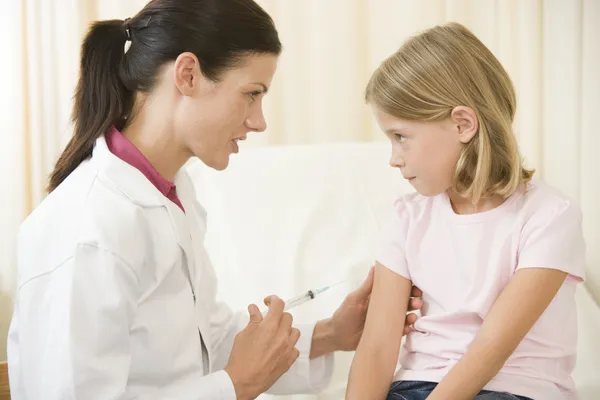 Arzt Gibt Nadel Junges Mädchen Untersuchungsraum — Stockfoto