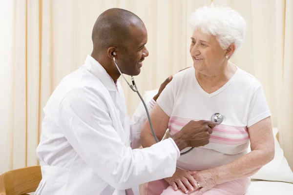 Doktor Muayene Odası Smi Kadına Stetoskop Ile Check Veren — Stok fotoğraf