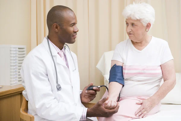 Médico Verificando Pressão Arterial Mulher Sala Exame — Fotografia de Stock