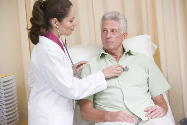 Läkare Att Man Examen Rummet Checkup Med Stetoskop — Stockfoto