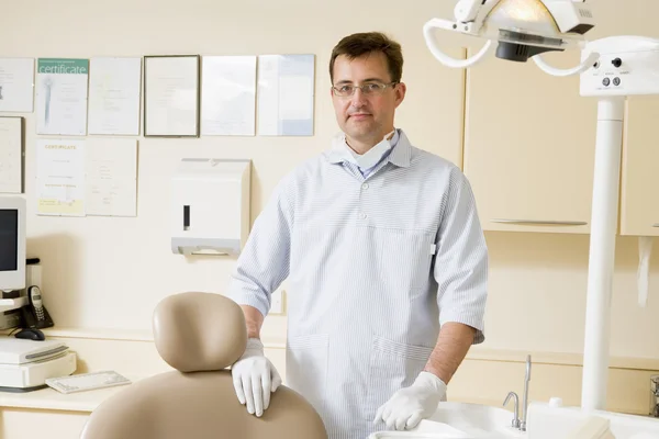Dentista en sala de examen — Foto de Stock