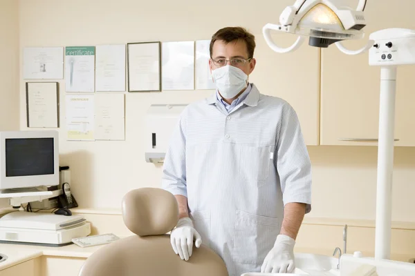 Dentista em sala de exame com máscara em — Fotografia de Stock