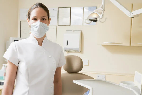 Asistente dental en sala de examen con máscara — Foto de Stock