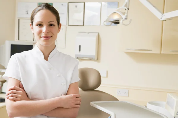 Assistente Dentário Sala Exame Sorrindo — Fotografia de Stock