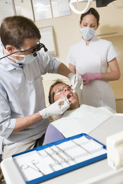 Οδοντίατρος Και Βοηθός Στο Εξεταστηριο Άνθρωπος Στην Καρέκλα — Φωτογραφία Αρχείου