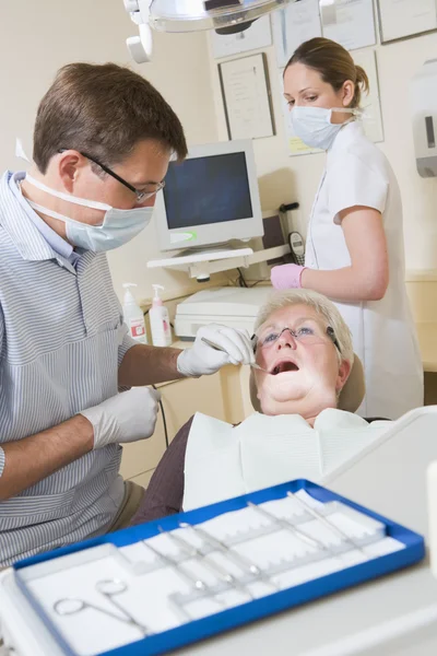Dentista Asistente Sala Examen Con Mujer Silla — Foto de Stock