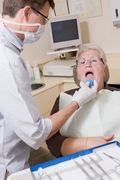 Οδοντίατρος Στο Εξεταστηριο Γυναίκα Στην Καρέκλα — Φωτογραφία Αρχείου