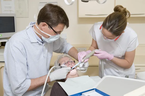 Dentista Assistente Sala Esame Con Donna Sedia — Foto Stock