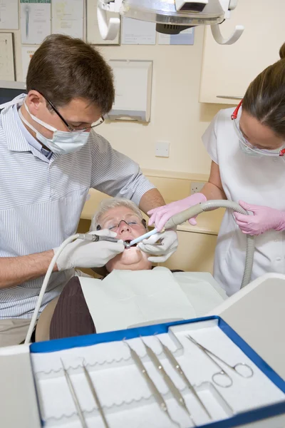 Dentista Assistente Sala Exame Com Mulher Cadeira — Fotografia de Stock