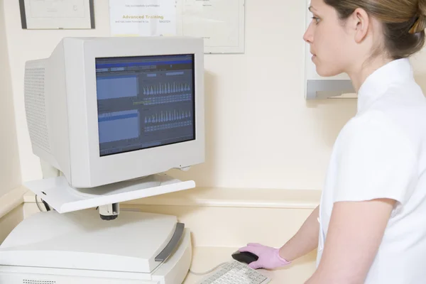 Стоматолог с помощью компьютера — стоковое фото