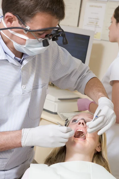 Οδοντίατρος Και Βοηθός Στο Εξεταστηριο Γυναίκα Στην Καρέκλα — Φωτογραφία Αρχείου