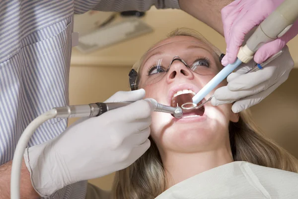 Οδοντίατρος Και Βοηθός Στο Εξεταστηριο Γυναίκα Στην Καρέκλα — Φωτογραφία Αρχείου