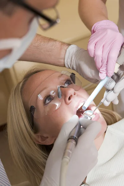 Dentista Assistente Sala Exame Com Mulher Cadeira — Fotografia de Stock