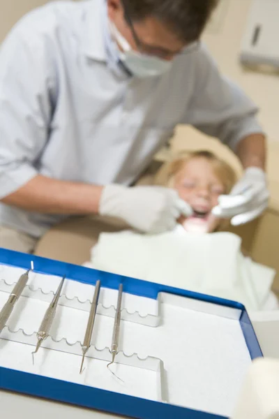 Dentist in exam room with young boy in chair — Stock Photo, Image
